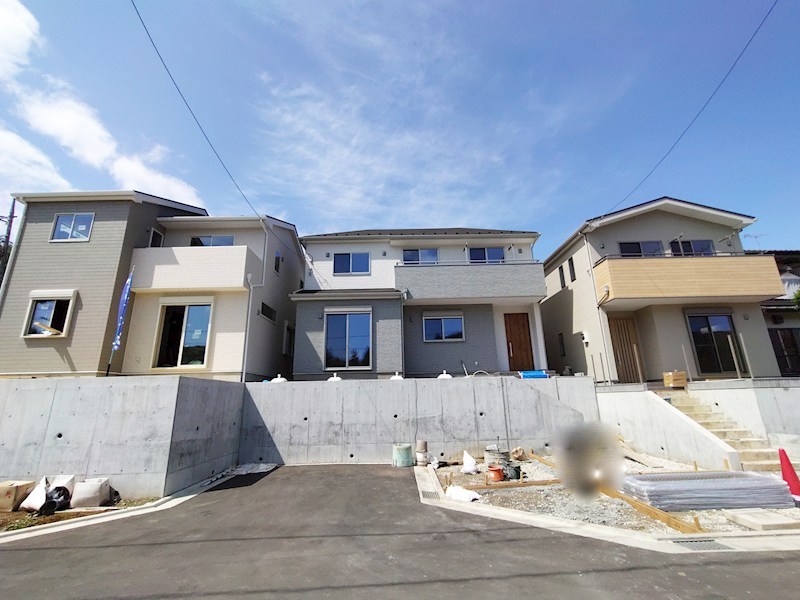全８区画の開発分譲地。閑静な住宅街に位置しています。徒歩５分圏内に小学校・中学校・保育園・公園などが揃い、子育て世帯にもお勧めです。 （2号棟） 外観写真