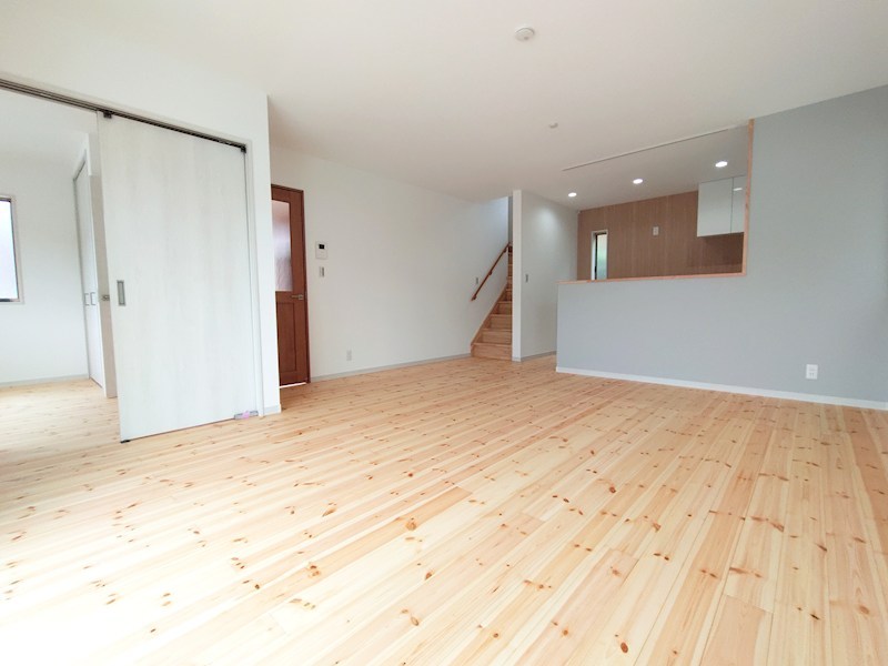 全８区画の開発分譲地。閑静な住宅街に位置しています。徒歩５分圏内に小学校・中学校・保育園・公園などが揃い、子育て世帯にもお勧めです。 （2号棟） その他