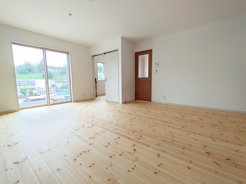 全８区画の開発分譲地。閑静な住宅街に位置しています。徒歩５分圏内に小学校・中学校・保育園・公園などが揃い、子育て世帯にもお勧めです。 （2号棟） その他