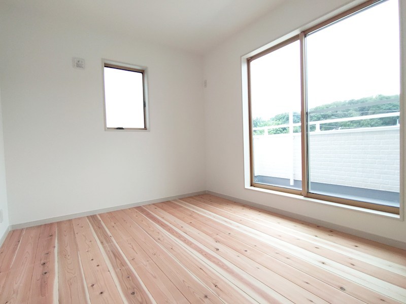 全８区画の開発分譲地。閑静な住宅街に位置しています。徒歩５分圏内に小学校・中学校・保育園・公園などが揃い、子育て世帯にもお勧めです。 （2号棟） その他