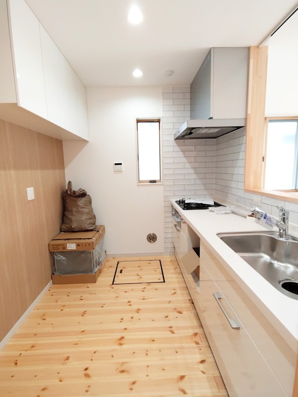 全８区画の開発分譲地。閑静な住宅街に位置しています。徒歩５分圏内に小学校・中学校・保育園・公園などが揃い、子育て世帯にもお勧めです。 （2号棟） その他