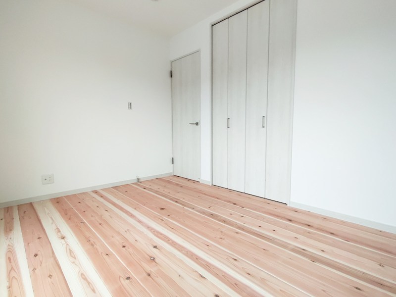 全８区画の開発分譲地。閑静な住宅街に位置しています。徒歩５分圏内に小学校・中学校・保育園・公園などが揃い、子育て世帯にもお勧めです。 （2号棟） その他