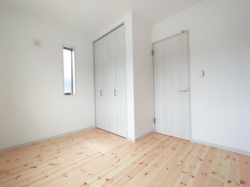 全８区画の開発分譲地。閑静な住宅街に位置しています。徒歩５分圏内に小学校・中学校・保育園・公園などが揃い、子育て世帯にもお勧めです。 （2号棟） その他