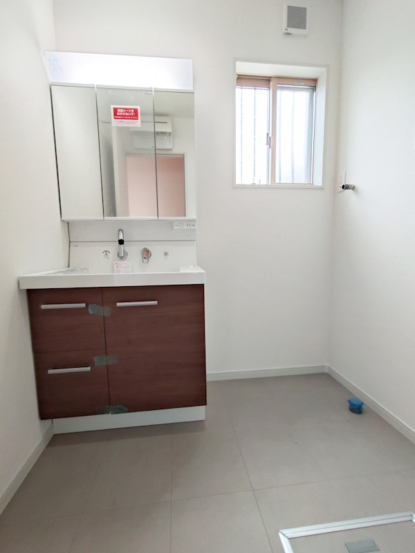 全８区画の開発分譲地。閑静な住宅街に位置しています。徒歩５分圏内に小学校・中学校・保育園・公園などが揃い、子育て世帯にもお勧めです。 （2号棟） その他