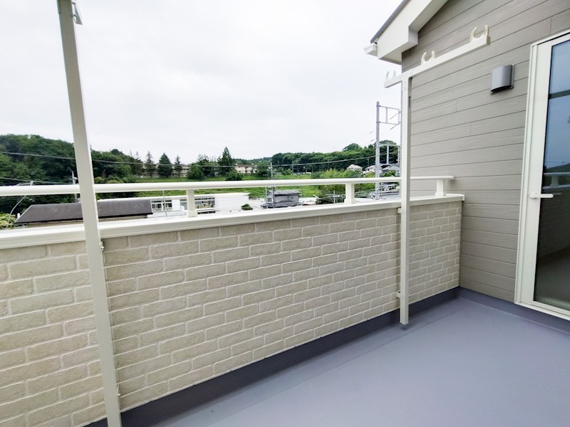 全８区画の開発分譲地。閑静な住宅街に位置しています。徒歩５分圏内に小学校・中学校・保育園・公園などが揃い、子育て世帯にもお勧めです。 （2号棟） その他