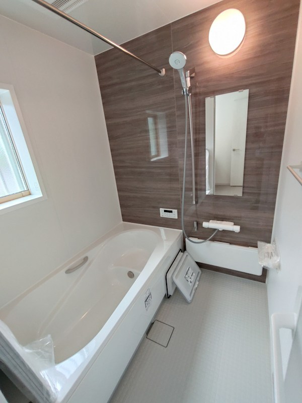 全８区画の開発分譲地。閑静な住宅街に位置しています。徒歩５分圏内に小学校・中学校・保育園・公園などが揃い、子育て世帯にもお勧めです。 （2号棟） その他