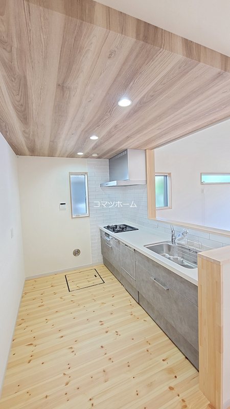 全８区画の開発分譲地。閑静な住宅街に位置しています。徒歩５分圏内に小学校・中学校・保育園・公園などが揃い、子育て世帯にもお勧めです。 （2号棟） その他