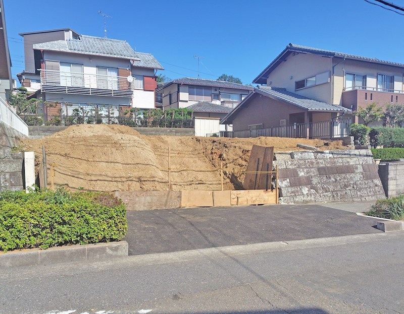 明るい陽光が降り注ぐ南道路の建築条件付き売地 外観写真