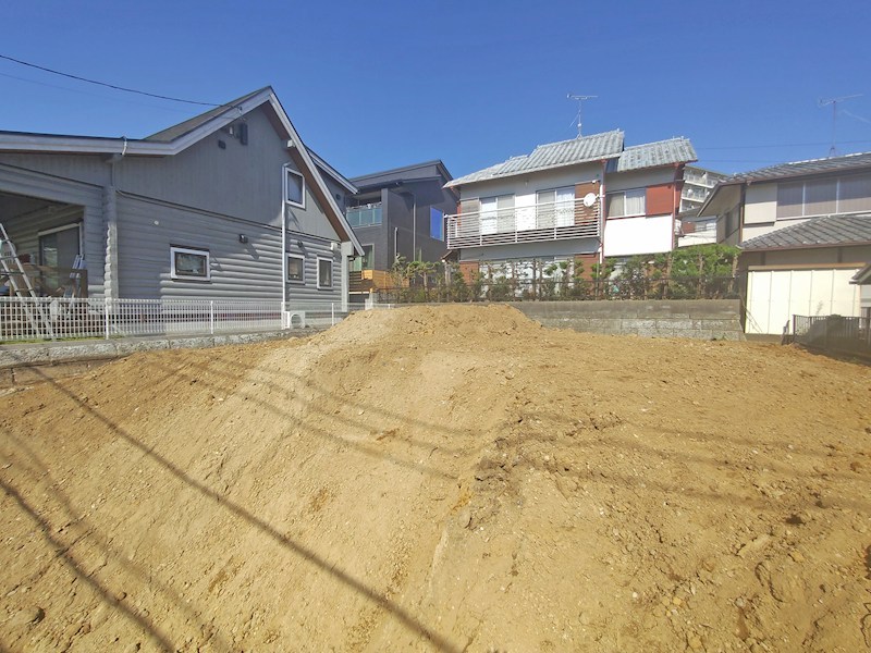 明るい陽光が降り注ぐ南道路の建築条件付き売地 その他