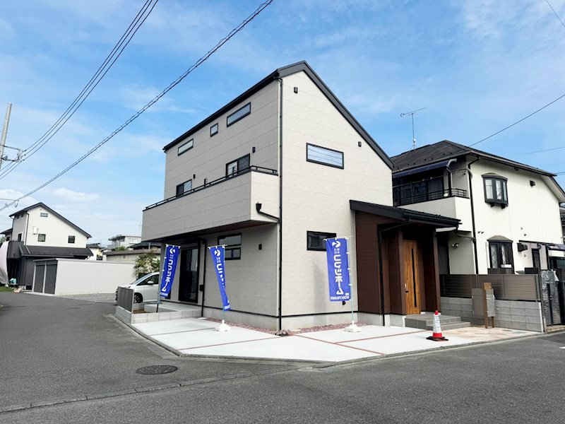 6.6帖＋5.3帖の固定階段小屋裏収納が魅力。三方角地が生む、陽だまりの住まい！ 外観写真