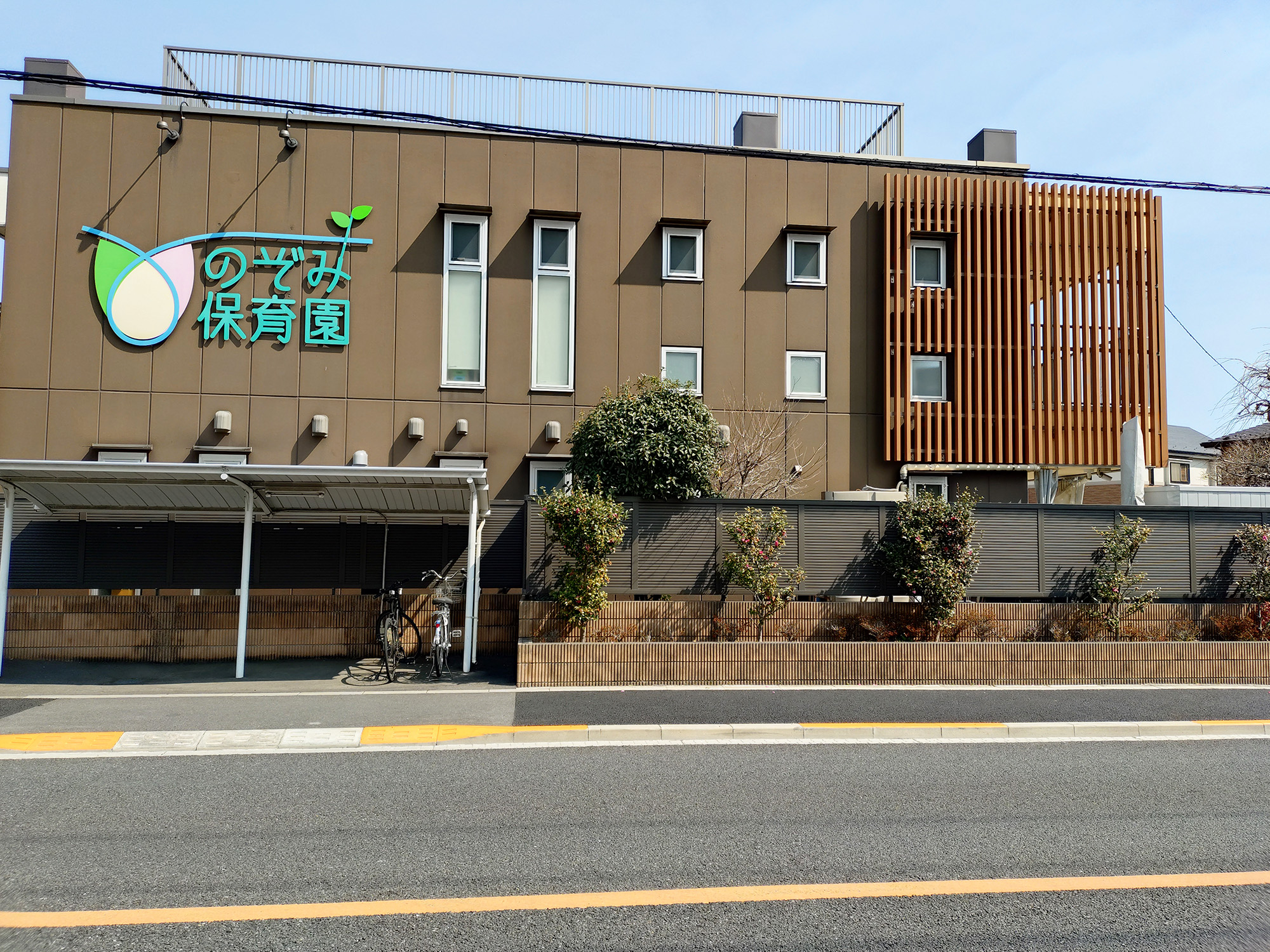 収納力抜群の固定階段式小屋裏収納と、お洒落な外観デザインが魅力です。 周辺画像2