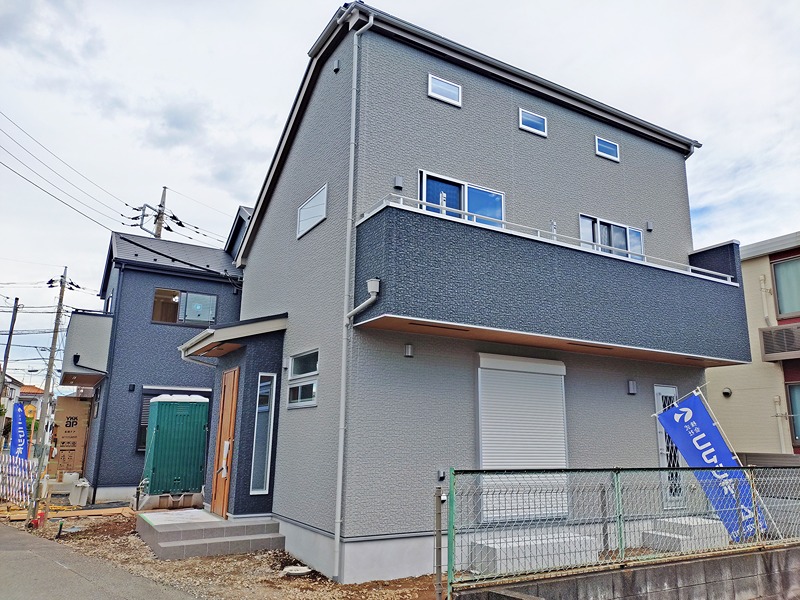 収納力豊富な固定階段式小屋裏収納と、お洒落な外観デザインが魅力です。  外観写真