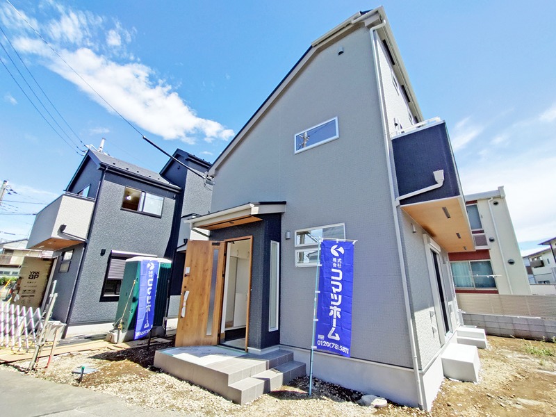 収納力豊富な固定階段式小屋裏収納と、お洒落な外観デザインが魅力です。  その他