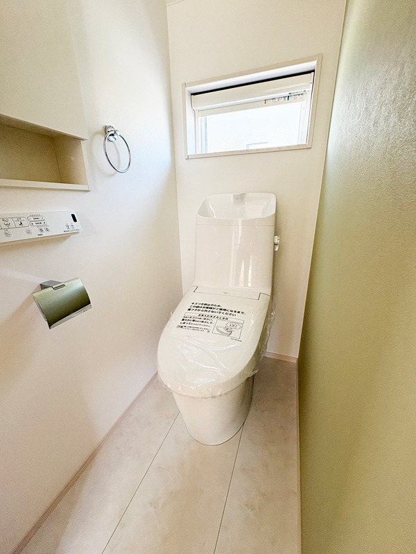 収納力豊富な固定階段式小屋裏収納と、お洒落な外観デザインが魅力です。  その他