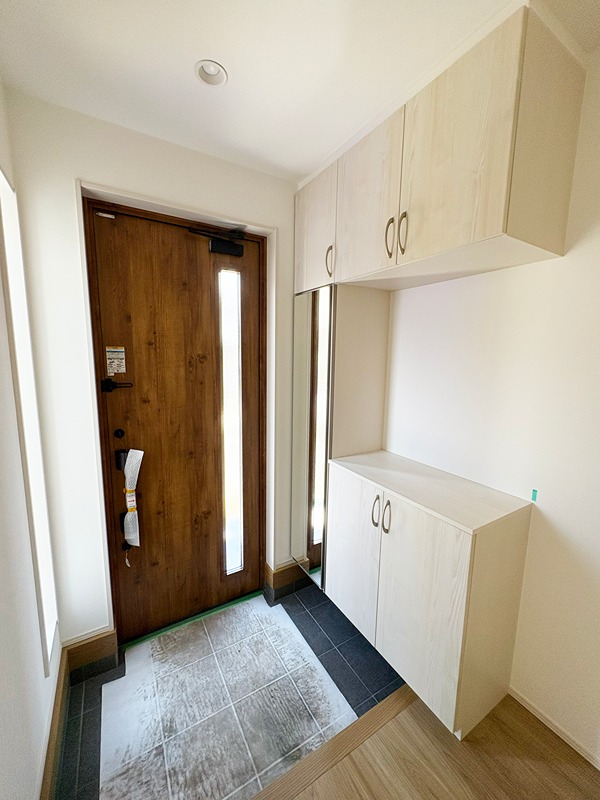 収納力豊富な固定階段式小屋裏収納と、お洒落な外観デザインが魅力です。  その他