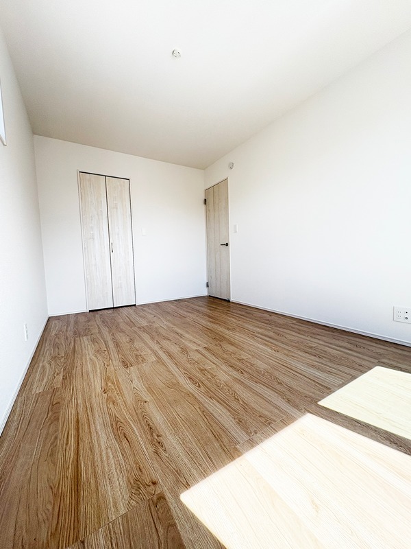 収納力豊富な固定階段式小屋裏収納と、お洒落な外観デザインが魅力です。  その他
