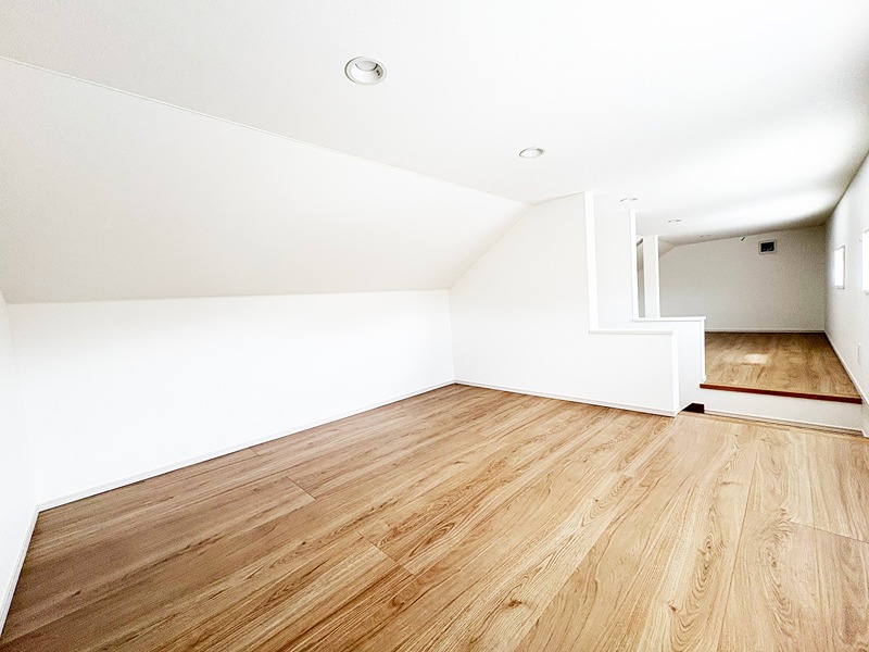 収納力豊富な固定階段式小屋裏収納と、お洒落な外観デザインが魅力です。  その他