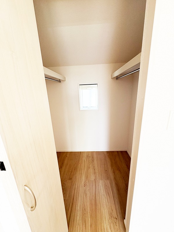収納力豊富な固定階段式小屋裏収納と、お洒落な外観デザインが魅力です。  その他