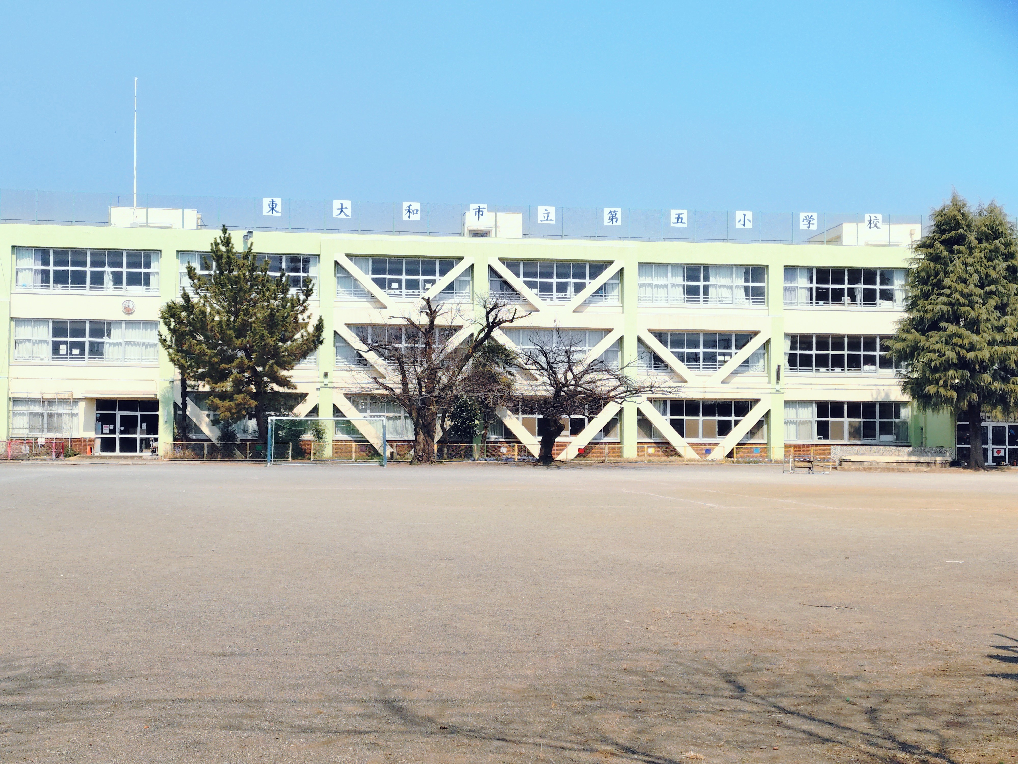 収納力抜群の固定階段式小屋裏収納と、お洒落な外観デザインが魅力です。  周辺画像3