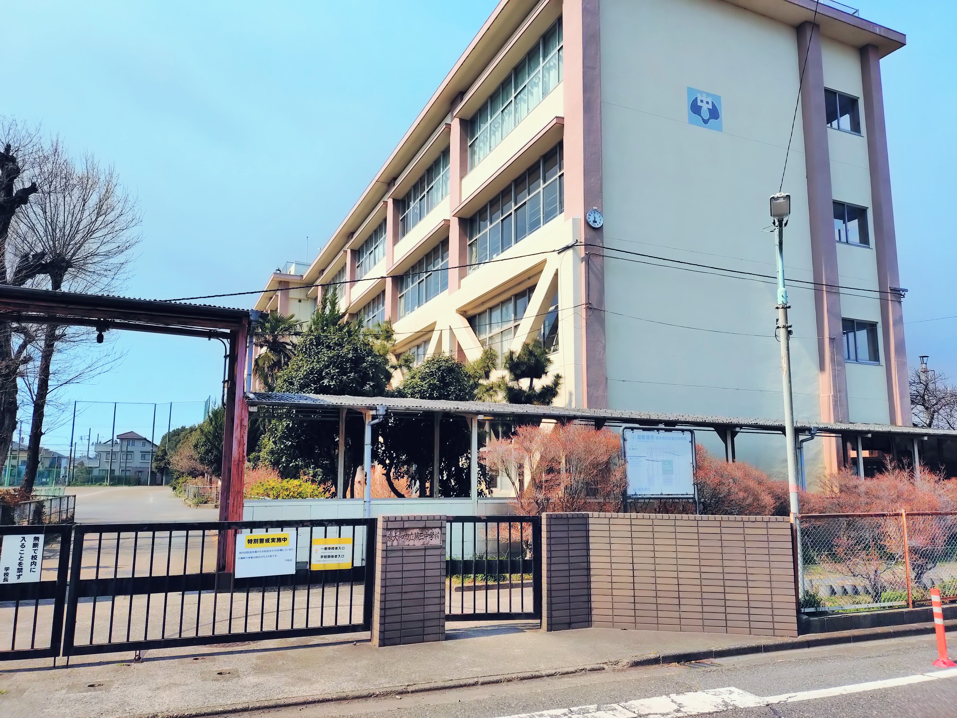 収納力抜群の固定階段式小屋裏収納と、お洒落な外観デザインが魅力です。  周辺画像4