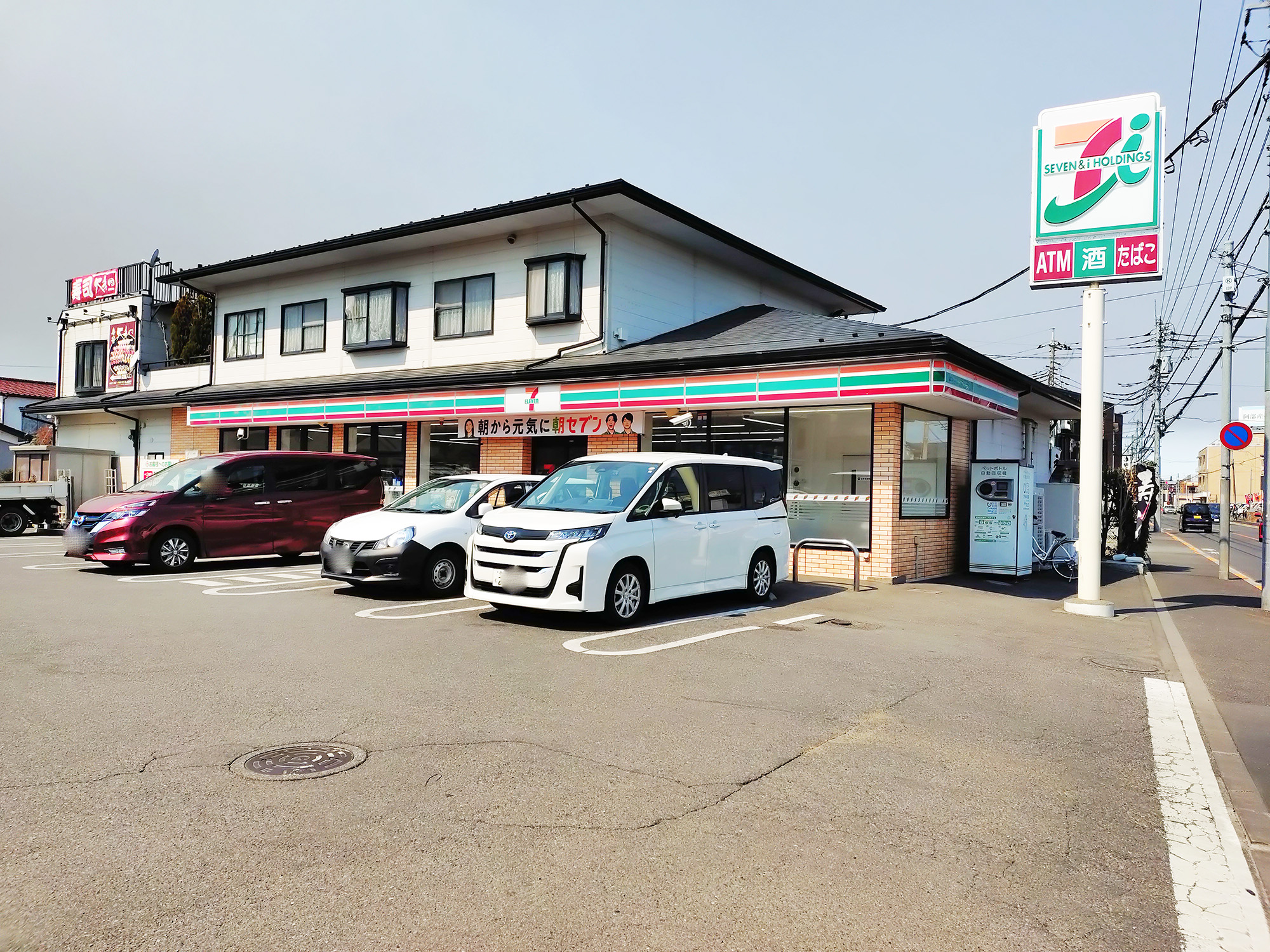 収納力抜群の固定階段式小屋裏収納と、お洒落な外観デザインが魅力です。  周辺画像5