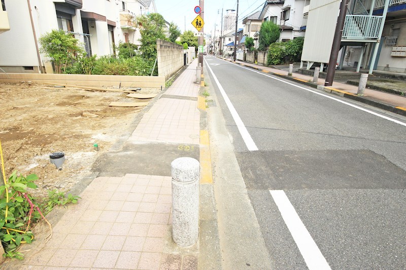 多摩市一ノ宮４丁目　新築戸建て　～太陽光パネル設置物件＋広々17帖のＬＤＫ～ 現地写真（前面道路含む現地写真）