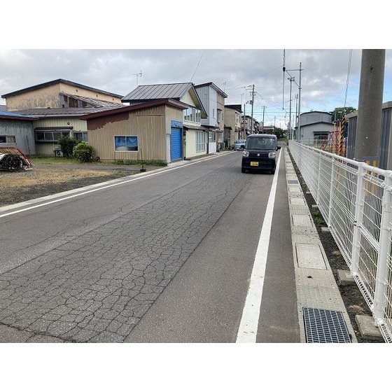 つがる市木造照日38番1他土地（上物有） 現地写真（前面道路含む現地写真）
