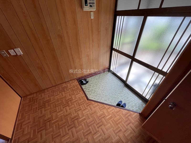 金沢3丁目中古住宅 現地写真（玄関）