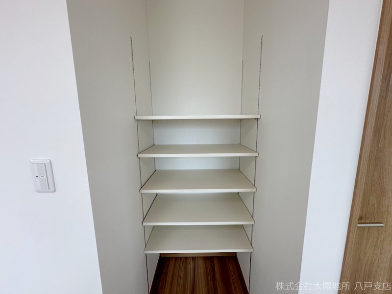 八戸市新井田西　A棟 内観写真（収納）