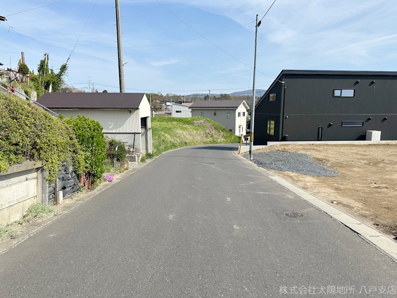 八戸市大字妙字油久保B区画　売土地 現地写真（前面道路含む現地写真）