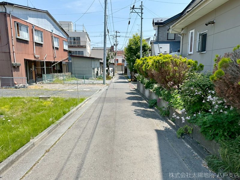八戸市大字山伏小路　売土地 現地写真（前面道路含む現地写真）