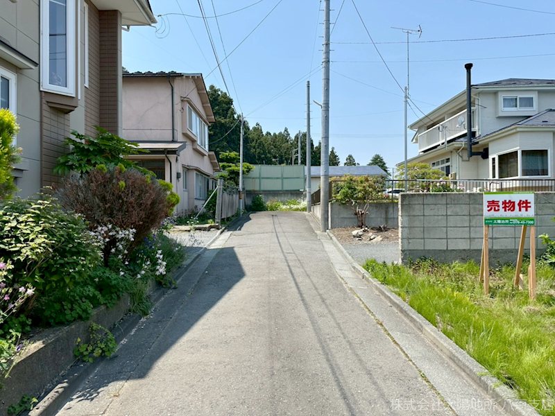 八戸市大字山伏小路　売土地 現地写真（前面道路含む現地写真）