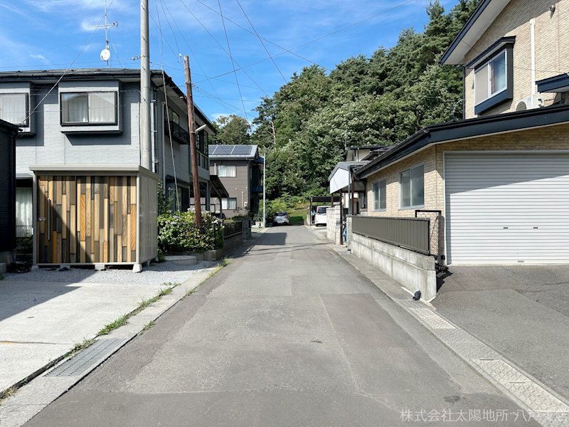 八戸市大字田面木字長者森　中古戸建 現地写真（前面道路含む現地写真）