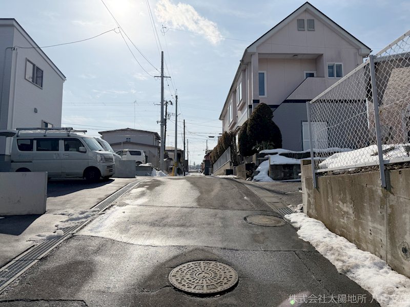 八戸市根城　A棟 現地写真（前面道路含む現地写真）