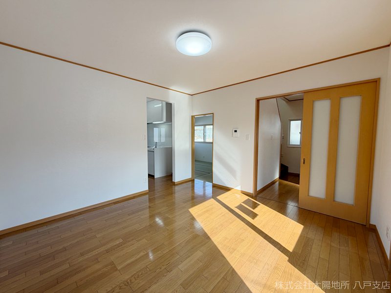 八戸市大字妙字間山　中古戸建 内観写真（リビング）