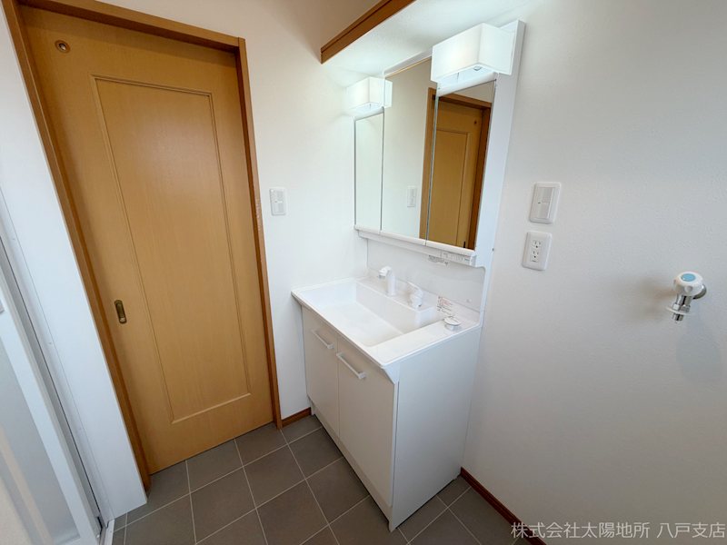 八戸市大字妙字間山　中古戸建 内観写真（洗面台・洗面所）