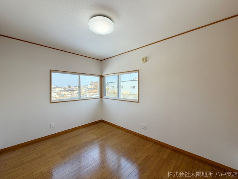 八戸市大字妙字間山　中古戸建 内観写真（リビング以外の居室）