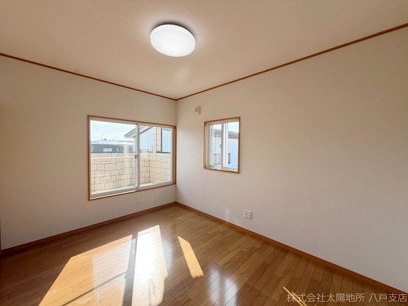 八戸市大字妙字間山　中古戸建 内観写真（リビング以外の居室）