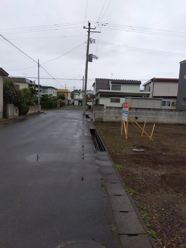 【商談中】千年１丁目土地 現地写真（前面道路含む現地写真）