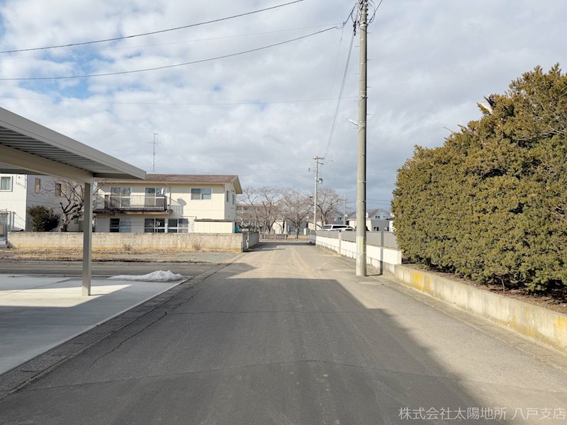 八戸市石堂第11　2号棟 現地写真（前面道路含む現地写真）