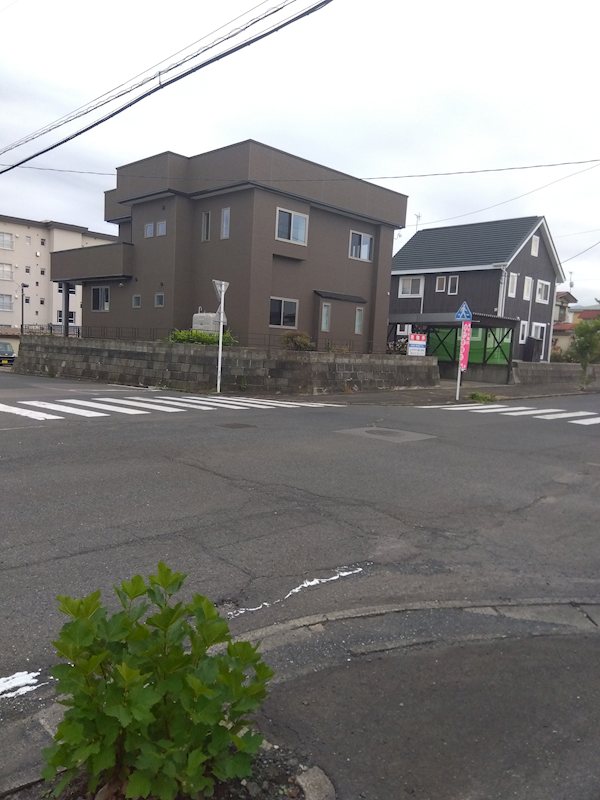 桜ケ丘4丁目中古住宅 現地写真（前面道路含む現地写真）