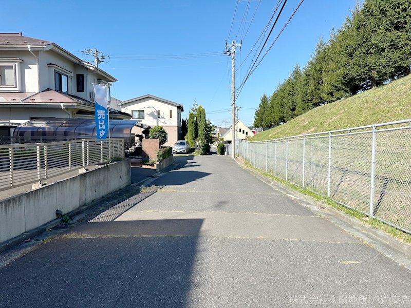 八戸市南白山台二丁目　中古戸建 現地写真（前面道路含む現地写真）