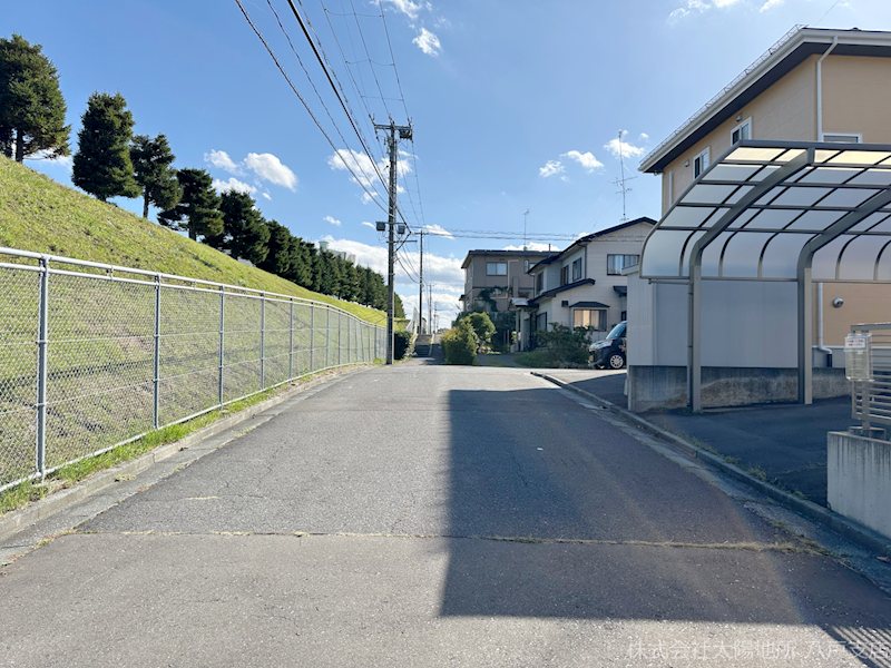 八戸市南白山台二丁目　中古戸建 現地写真（前面道路含む現地写真）