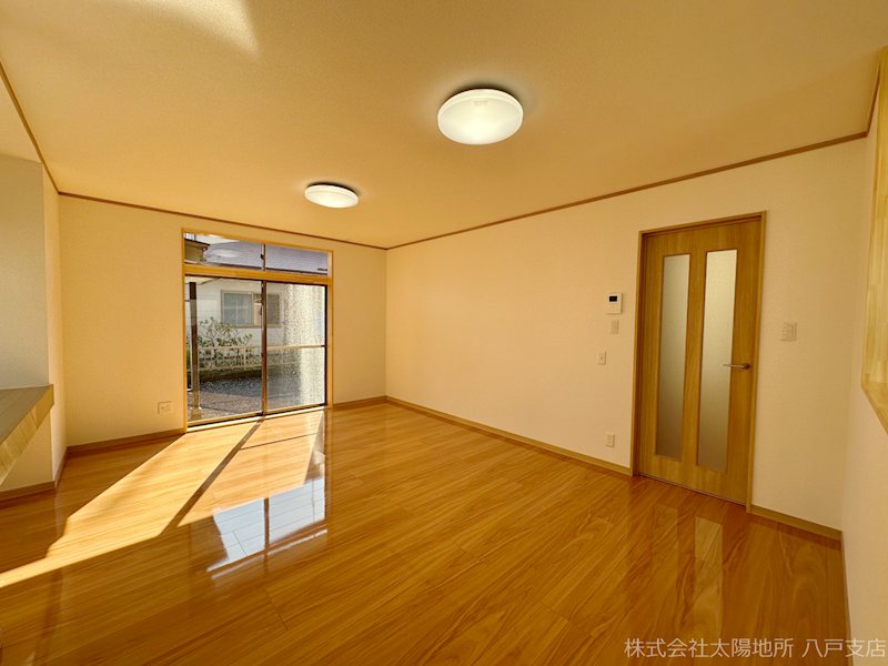 上北郡六戸町小松ケ丘4丁目　中古戸建 内観写真（リビング）
