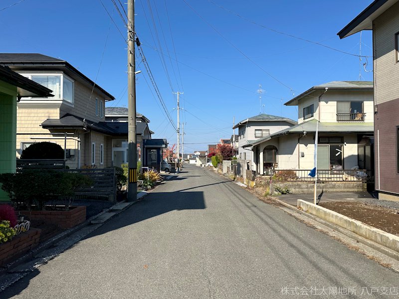 上北郡六戸町小松ケ丘4丁目　中古戸建 現地写真（前面道路含む現地写真）