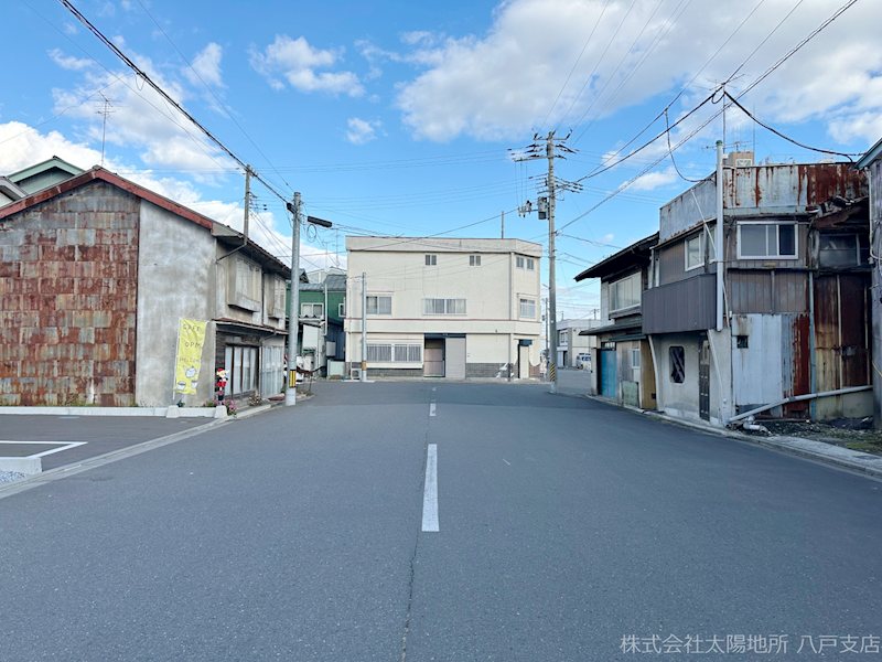 八戸市小中野8丁目　売土地 現地写真（前面道路含む現地写真）