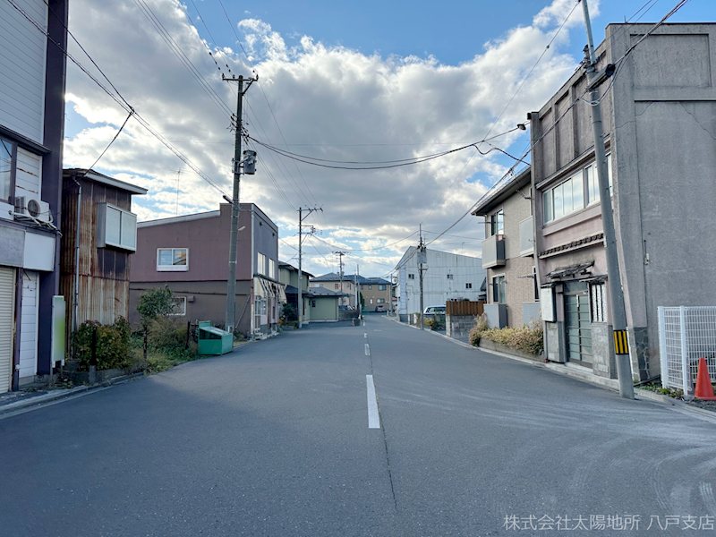 八戸市小中野8丁目　売土地 現地写真（前面道路含む現地写真）