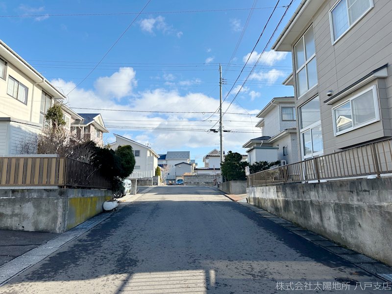 八戸市大字白銀町字佐部長根　中古戸建 現地写真（前面道路含む現地写真）