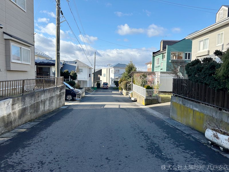 八戸市大字白銀町字佐部長根　中古戸建 現地写真（前面道路含む現地写真）