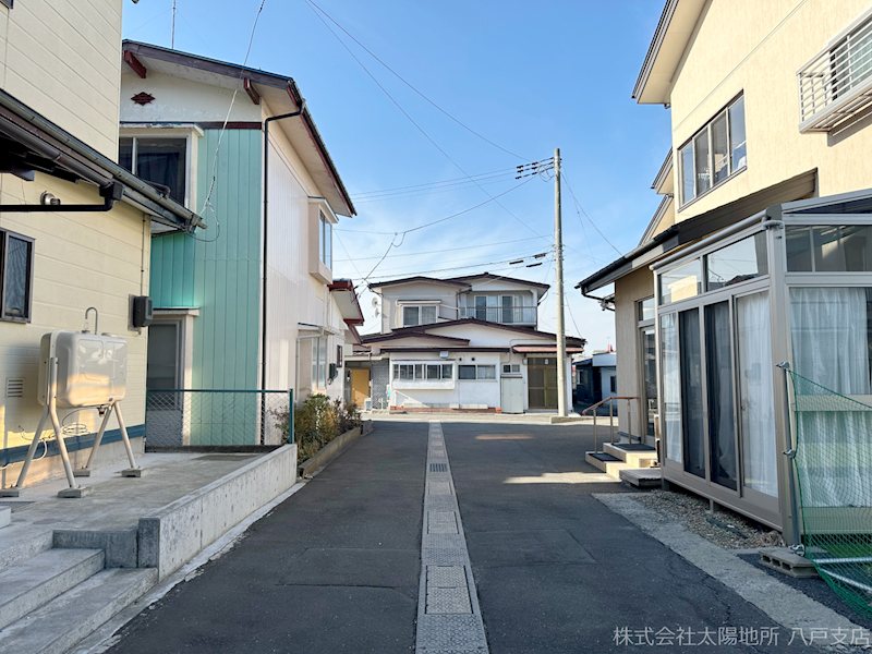 八戸市大字鮫町字ハン木沢　中古戸建 現地写真（前面道路含む現地写真）